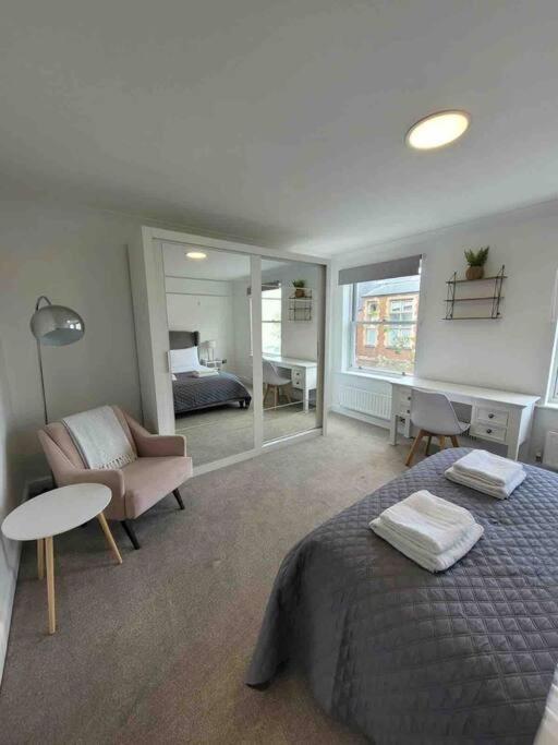 Holiday home 5 Bed Modern Town Centre *