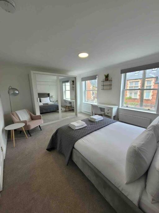 Holiday home 5 Bed Modern Town Centre *