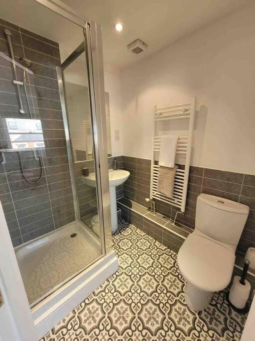 5 Bed Modern Town Centre Holiday home *