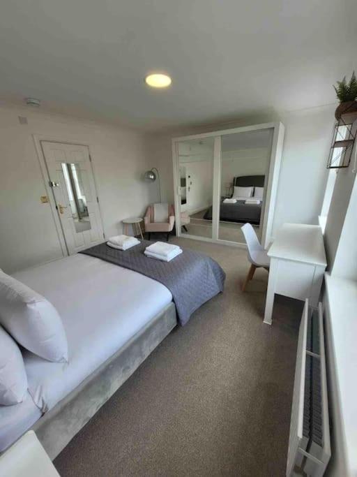 5 Bed Modern Town Centre Holiday home *